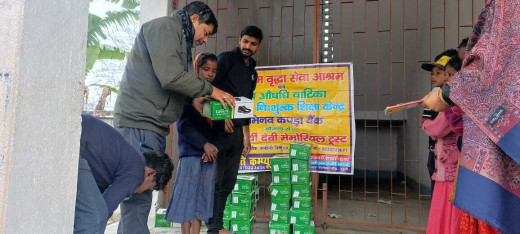 सूर्यी देवी मेमोरियल ट्रस्ट के संस्थापक के जन्मदिन पर स्कूली बच्चों के बीच जूता वितरण